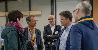 Roger Filliger (2e depuis la gauche) s’entretient avec le président du gouvernement bernois, Philippe Müller (2e depuis la droite)